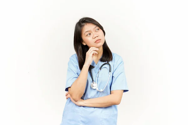 Pensando Curioso Asiático Jovem Médico Isolado Fundo Branco — Fotografia de Stock