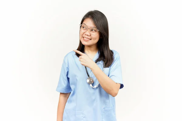 Zobrazení Produktu Ukazující Strana Asijské Mladý Lékař Izolovaný Bílém Pozadí — Stock fotografie