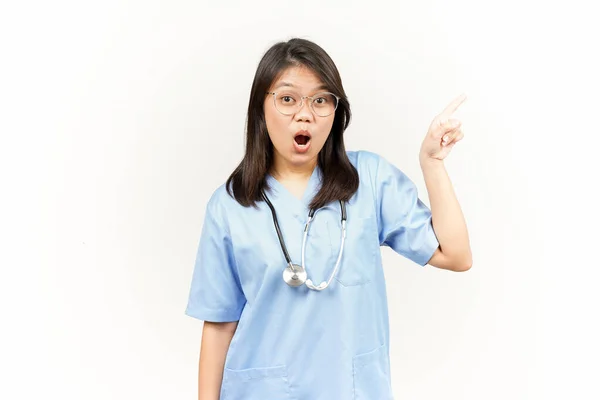 Beyaz Arka Planda Izole Edilmiş Asyalı Genç Doktorun Ürün Şaret — Stok fotoğraf