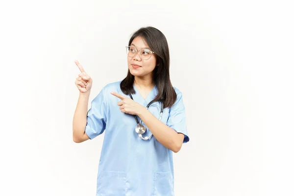 Mostrando Producto Apuntando Lado Del Joven Médico Asiático Aislado Sobre — Foto de Stock