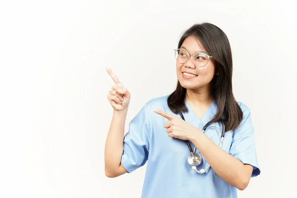 Mostrando Produto Apontando Lado Jovem Médico Asiático Isolado Fundo Branco — Fotografia de Stock