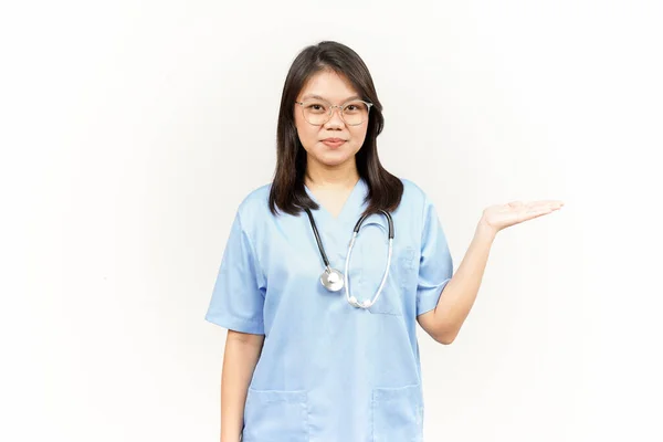 在白种人背景下隔离的亚洲年轻医生的开放手掌上展示和展示产品 — 图库照片