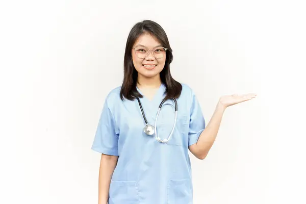 Mostrando Apresentando Produto Palma Aberta Jovem Médico Asiático Isolado Fundo — Fotografia de Stock