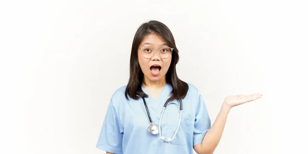 Beyaz Arka Planda Tecrit Edilmiş Asyalı Genç Doktorun Açık Avucunda — Stok fotoğraf