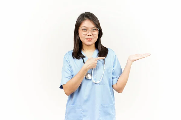 Pokazuje Prezentuje Produkt Otwartej Dłoni Azjatyckiego Młodego Lekarza Izolowanego Białym — Zdjęcie stockowe