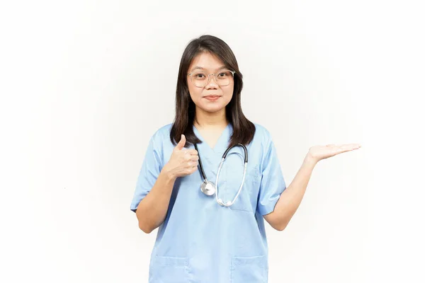 Pokazuje Prezentuje Produkt Otwartej Dłoni Azjatyckiego Młodego Lekarza Izolowanego Białym — Zdjęcie stockowe