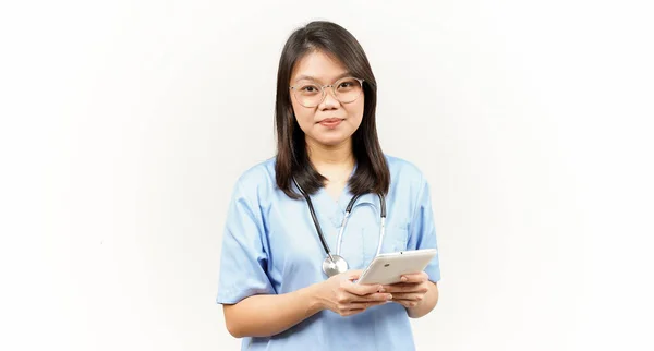 Segurando Usando Tablet Asiático Jovem Médico Isolado Fundo Branco — Fotografia de Stock