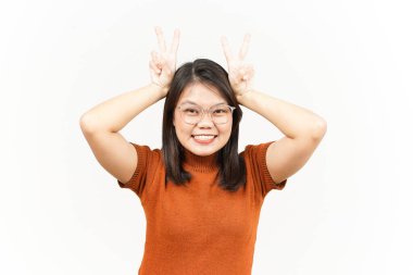 Beyaz arka planda izole edilmiş Güzel Asyalı Kadın 'ın Barış Parmağı İşareti