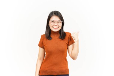 Beyaz arka planda izole edilmiş güzel Asyalı Kadın Başparmağıyla Ürünleri Gösterme ve Gösterme