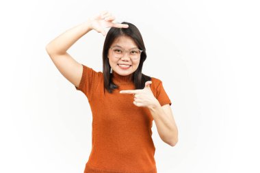 Beyaz arka planda izole edilmiş güzel Asyalı kadının parmaklarıyla çerçeve çiz