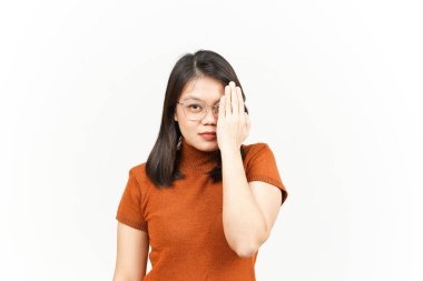 Beyaz arka planda tecrit edilmiş Asyalı güzel bir kadının yarım yüzünü kaplayan