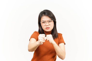 Beyaz arka planda tecrit edilmiş Güzel Asyalı Kadın 'la dövüşmek için yumruk yumruğa