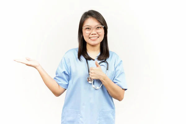 Visar Och Peka Produkt Med Tumme Asiatiska Unga Läkare Isolerad — Stockfoto