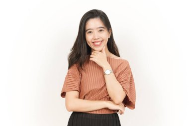 Gülümse ve beyaz arka planda izole edilmiş güzel bir Asyalı kadının kamerasına bak.