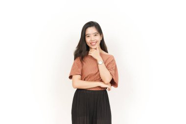 Gülümse ve beyaz arka planda izole edilmiş güzel bir Asyalı kadının kamerasına bak.