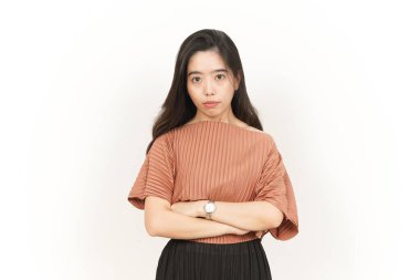 Beyaz arka planda izole edilmiş Asyalı güzel bir kadının kızgın yüz ifadesi