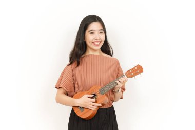 Beyaz arka planda izole edilmiş güzel Asyalı kadının Ukulele 'sini oynuyorum.