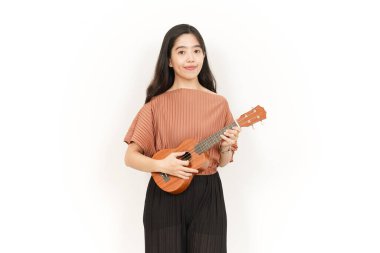 Beyaz arka planda izole edilmiş güzel Asyalı kadının Ukulele 'sini oynuyorum.
