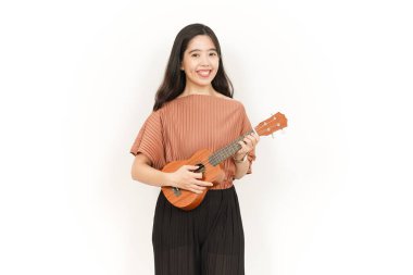 Beyaz arka planda izole edilmiş güzel Asyalı kadının Ukulele 'sini oynuyorum.