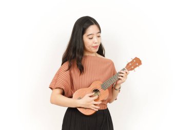 Beyaz arka planda izole edilmiş güzel Asyalı kadının Ukulele 'sini oynuyorum.