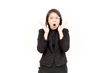 Beyaz arka planda siyah ceket giyen güzel Asyalı Kadın İfadesi