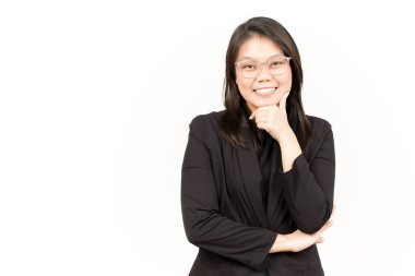 Gülümse ve beyaz üzerine siyah ceket giyen güzel Asyalı kadının kamerasına bak.