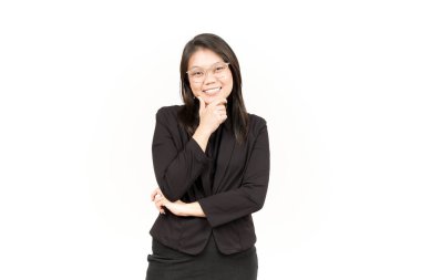 Gülümse ve beyaz üzerine siyah ceket giyen güzel Asyalı kadının kamerasına bak.