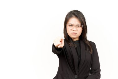 Beyaz üzerine siyah ceket giyen Asyalı Güzel Kadın 'ın Kızgın ve Gösterişli Kamerası