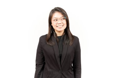 Beyaz arka planda siyah ceketli, güzel Asyalı bir kadının gülümseyişi ve bakışları.