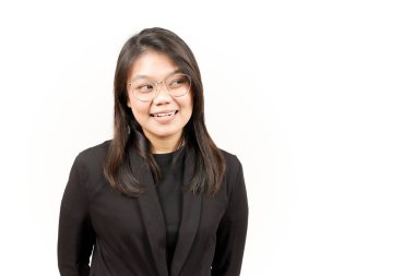 Beyaz arka planda siyah ceketli, güzel Asyalı bir kadının gülümseyişi ve bakışları.