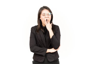 Beyaz arka planda siyah ceket giyen güzel Asyalı kadının esneme hareketi.