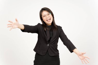 Beyaz arka planda siyah ceket giyen güzel Asyalı kadına sarılmak