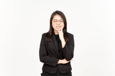 Beyaz arka planda siyah ceket giyen güzel bir Asyalı kadının dişleri ağrıyor.