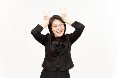 Beyaz arka planda siyah ceket giyen güzel Asyalı kadının barış işaretini gösteriyor.
