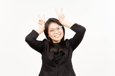 Beyaz arka planda siyah ceket giyen güzel Asyalı kadının barış işaretini gösteriyor.