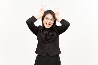 Beyaz arka planda siyah ceket giyen güzel Asyalı kadının barış işaretini gösteriyor.