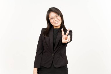 Beyaz arka planda siyah ceket giyen güzel Asyalı kadının barış işaretini gösteriyor.