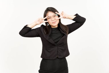 Beyaz arka planda siyah ceket giyen güzel Asyalı kadının barış işaretini gösteriyor.