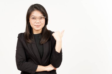 Karşınızda Siyah Ceket Giyen Güzel Asyalı Kadın Başparmağını kullanarak Yan Ürün Gösterme ve Gösterme