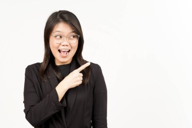 Beyaz üzerine siyah ceket giyen güzel Asyalı Kadın 'ın Ürün ve Gösteriş Tarafı