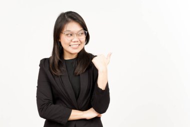 Karşınızda Siyah Ceket Giyen Güzel Asyalı Kadın Başparmağını kullanarak Yan Ürün Gösterme ve Gösterme