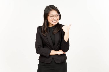 Karşınızda Siyah Ceket Giyen Güzel Asyalı Kadın Başparmağını kullanarak Yan Ürün Gösterme ve Gösterme