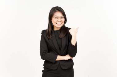 Karşınızda Siyah Ceket Giyen Güzel Asyalı Kadın Başparmağını kullanarak Yan Ürün Gösterme ve Gösterme