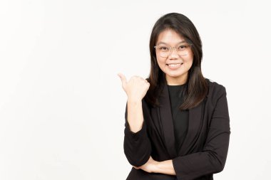 Karşınızda Siyah Ceket Giyen Güzel Asyalı Kadın Başparmağını kullanarak Yan Ürün Gösterme ve Gösterme