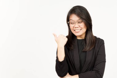 Karşınızda Siyah Ceket Giyen Güzel Asyalı Kadın Başparmağını kullanarak Yan Ürün Gösterme ve Gösterme