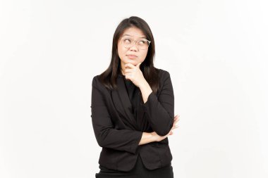 Beyaz arka planda siyah ceket giyen güzel bir Asyalı kadının mimimiği.
