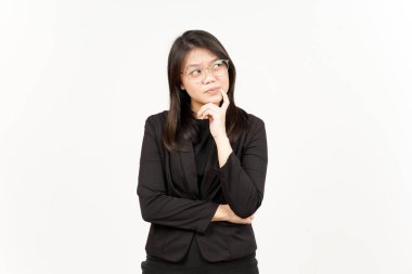Beyaz arka planda siyah ceket giyen güzel bir Asyalı kadının mimimiği.