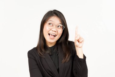 Beyaz arka planda siyah ceket giyen güzel bir Asyalı kadını düşünmenin bir çözümü var.