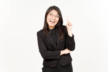 Beyaz arka planda siyah ceket giyen güzel bir Asyalı kadını düşünmenin bir çözümü var.