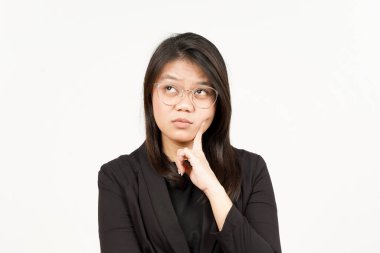 Beyaz arka planda siyah ceket giyen güzel bir Asyalı kadının mimimiği.